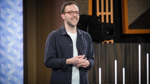Un homme présente son entreprise. 