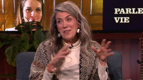 Une femme sur le plateau d'On va se le dire. Elle est assise dans un fauteuil.