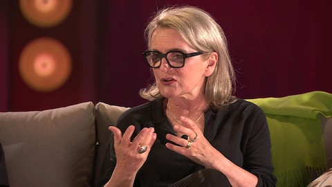  Marie-Thérèse Fortin parle en bougeant les mains.
