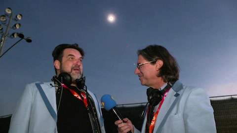 Jean-René Dufort parle avec MC Gilles pendant une chronique d'Infoman sur l'éclipse solaire.