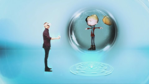 Un homme portant un casque de réalité virtuelle regarde son avatar situé dans une bulle devant lui.
