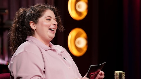 Karine Dufour/La production est encore jeune Michelle Desrochers tient un carton pendant sa chronique à l'émission Bonsoir bonsoir.