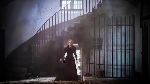 Une jeune femme dans une prison au 19e siècle.