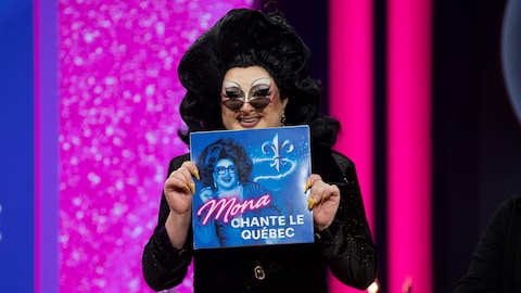Mona de Grenoble pose fièrement avec son album Mona chante le Québec.