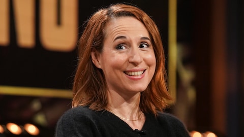 L'autrice regarde Jean-Sébastien en riant