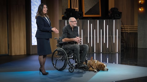 Une femme et un homme, accompagnés d'un chien, présentent leur entreprise.