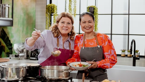 Marina Orsini et Nongyao Truadmakkha posent dans la cuisine avec leur création culinaire.