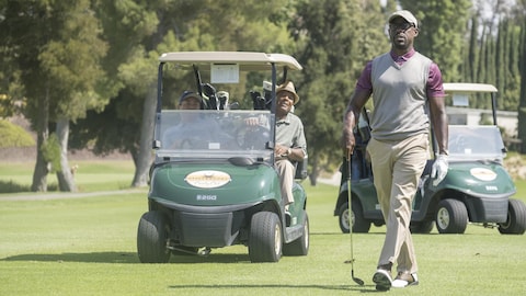 Randall (Sterling K. Brown) marche sur un terrain de golf, bâton à la main.