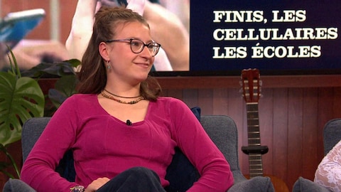 Olivia Brousseau est assise dans un fauteuil du décor de l'émission On va se le dire.