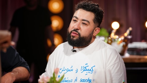 Oussama Fare est assis et parle.