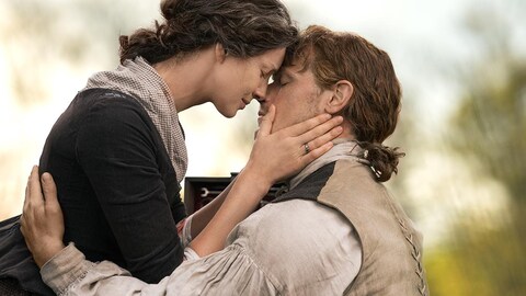 Claire et Jamie, collés tête contre tête, avant de s'embrasser.
