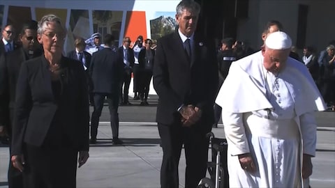 Le pape François dort debout devant des dignitaires.