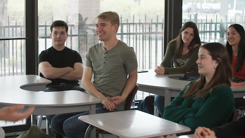 Des étudiants et étudiantes dans une salle de classe.