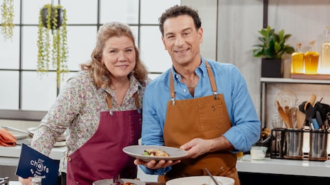 Marina Orsini et Pasquale Vari posent dans la cuisine avec un plat de paupiettes.