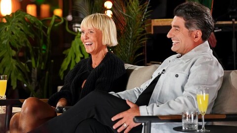 La production est encore jeune / Karine Dufour énélope McQuade et Patrick Masbourian sont assis sur un fauteuil, dehors, dans le décor de Bonsoir bonsoir! Ils rient.