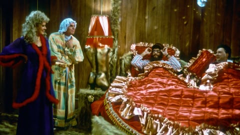 Linda, Jacqueline, Ti-Mé et Pogo sont dans une chambre de Motel avec un lit en forme de cœur et une boule disco au plafond.