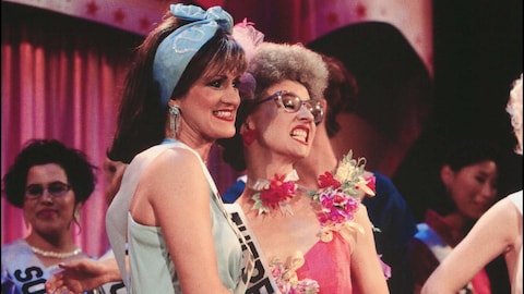 Lison et Thérèse sur scène au concours Miss Madame.