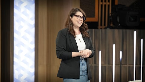 Camille Coulombe sur le plateau de l'émission Dans l'oeil du dragon.