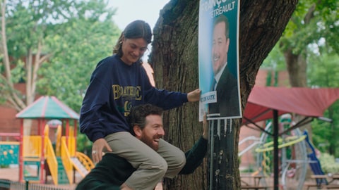 Daphnée et Pierre posent ou retirent des pancartes électorales.