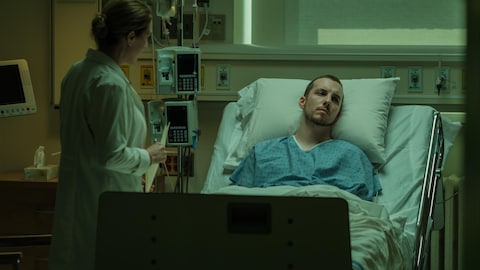 Jessy (Pier-Luc Funk) est couché dans un lit d'hôpital.