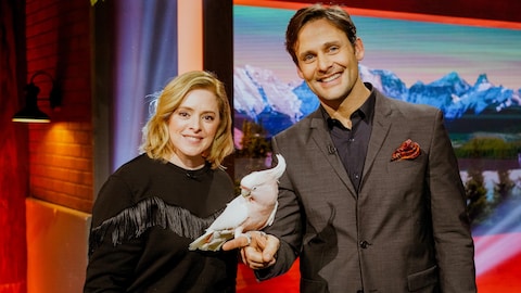 Catherine Trudeau et Sébastien Kfoury avec un oiseau dans sa main.