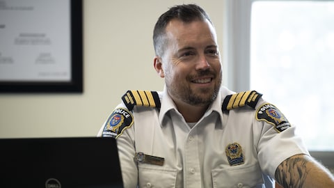 Un policier devant son ordinateur.