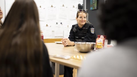 Une policière participe à une réunion.