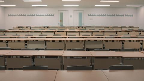 Une salle de classe vide.
