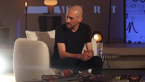 Jean-Philippe Pleau est assis dans le studio de « Pour emporter ».