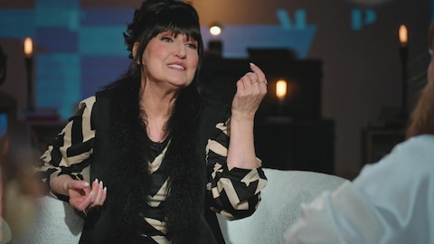 Marie Carmen est assise sur le plateau de « Pour emporter ».