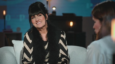 Marie Carmen est en entrevue avec France Beaudoin.