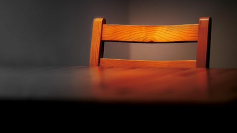 Une chaise derrière une table.