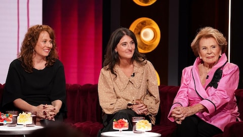 La production est encore jeune / Karine Dufour Rébecca Déraspe, Zoé Lajeunesse-Guy et Janette Bertrand assises sur le canapé du plateau de Bonsoir bonsoir.