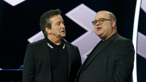 Le duo est sur scène. 