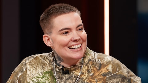 La production est encore jeune / Karine Dufour Roxane Bruneau pose souriante dans les décors de Bonsoir bonsoir.