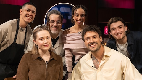 Jean-Sébastien Girard entouré de Sam Éloi Girard, Arielle Mailloux, Frédérick Robichaud et Emi Chicoine. posent dans le décor de l'émission Bonsoir bonsoir.