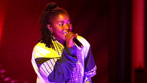 Sarahmée chante sur le sur le plateau de Bonsoir bonsoir.