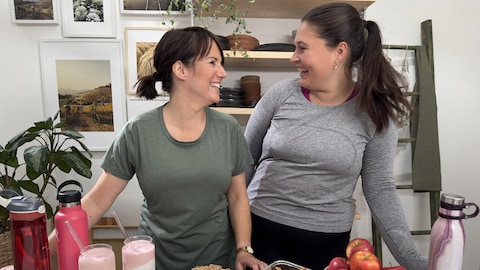 Geneviève O'Gleman et Anabelle Guay se regardent et se sourient.