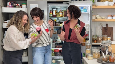Myriam Gendron, Geneviève O'Gleman et Marie Beaupré fouillent dans un frigo et elles sortent des contenants.