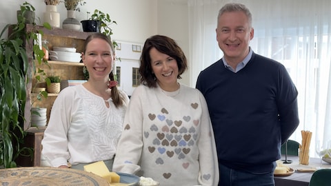 Geneviève est en compagnie de Yannick Achim et Pascale Richard . Le trio est derrière un comptoir de cuisine.