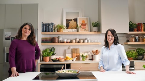 Salomé Corbo et Geneviève O'Gleman se tiennent dans une cuisine devant un grand bol de salade.