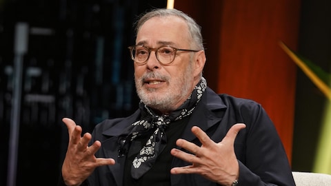Le metteur en scène gesticule en parlant.