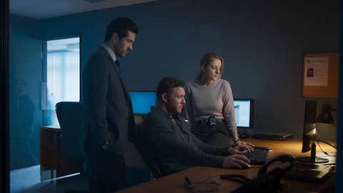 Les trois personnages de Cerebrum regardent un écran d'ordinateur.