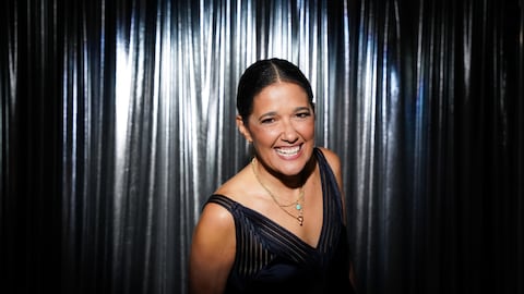 La production est encore jeune / Karine Dufour L'animatrice sourit à la caméra.