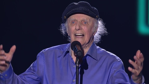 Gilles Vigneau est sur la scène du spectacle de la fête nationale.