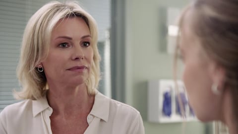 Claude (Caroline Néron) parle à Sophia (Ludivine Reding).