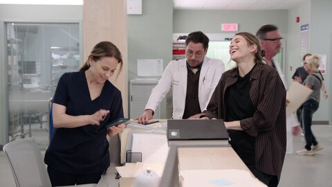 Emmanuelle et Delphine semble rigoler alors que Philippe semble sérieux à l'arrière.
