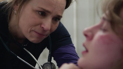 Dans Stat, Emmanuelle réconforte Mégan qui est dans son lit d'hôpital.