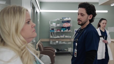 Isabelle et Jacob sont dans un corridor de l'hôpital Saint-Vincent dans la série Stat.