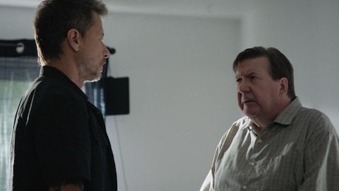 Éric et son père dans une scène de Stat. Ils sont face à face et se parlent.